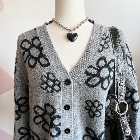 Gray Flower Womens Cardigan Size Medium Y2K Retro Indie‎ Cottagecore - Picture 2 of 6